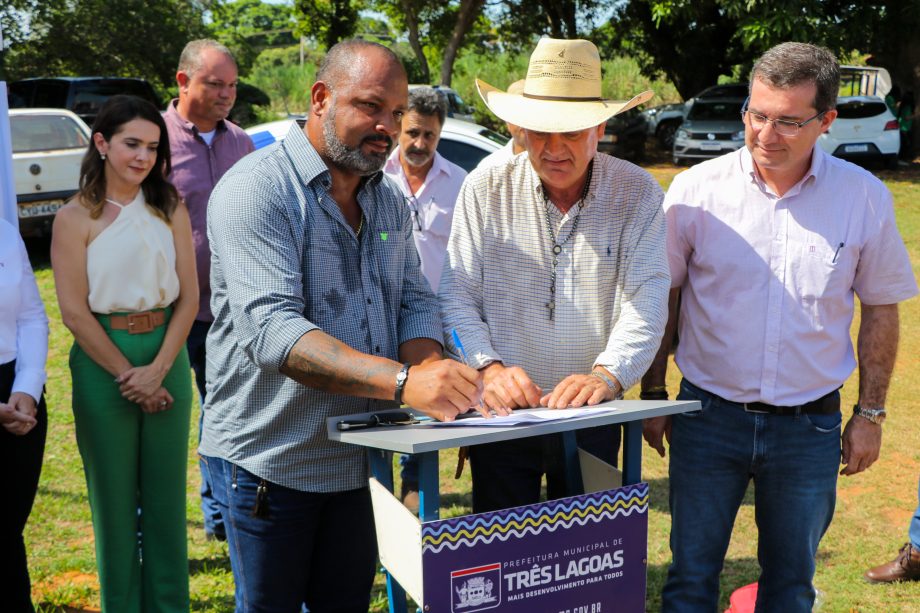 Prefeito Angelo Guerreiro assina ordem de serviço de asfalto e drenagem no Distrito do Arapuá Prefeito Angelo Guerreiro assina ordem de serviço de asfalto e drenagem no Distrito do Arapuá