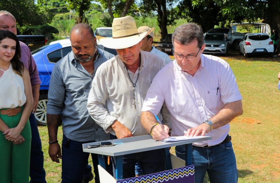 Prefeito Angelo Guerreiro assina ordem de serviço de asfalto e drenagem no Distrito do Arapuá Prefeito Angelo Guerreiro assina ordem de serviço de asfalto e drenagem no Distrito do Arapuá