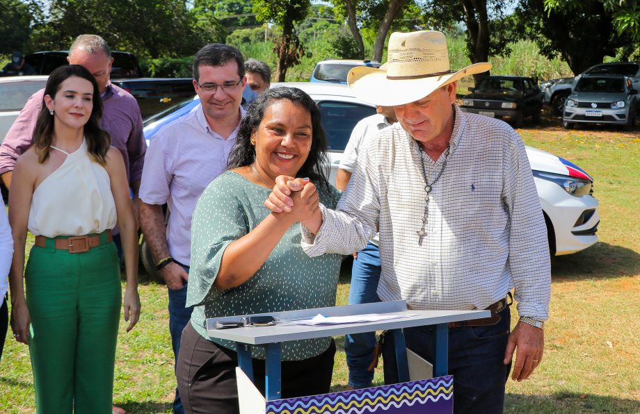 Prefeito Angelo Guerreiro assina ordem de serviço de asfalto e drenagem no Distrito do Arapuá Prefeito Angelo Guerreiro assina ordem de serviço de asfalto e drenagem no Distrito do Arapuá