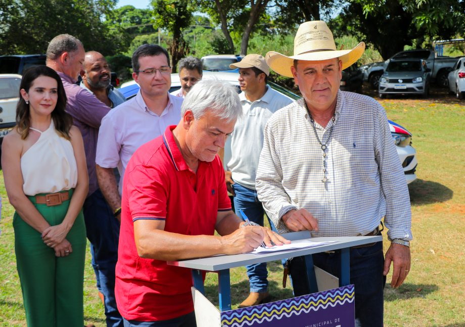 Prefeito Angelo Guerreiro assina ordem de serviço de asfalto e drenagem no Distrito do Arapuá Prefeito Angelo Guerreiro assina ordem de serviço de asfalto e drenagem no Distrito do Arapuá