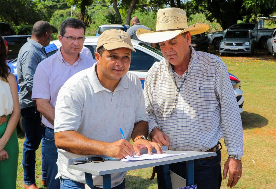 Prefeito Angelo Guerreiro assina ordem de serviço de asfalto e drenagem no Distrito do Arapuá Prefeito Angelo Guerreiro assina ordem de serviço de asfalto e drenagem no Distrito do Arapuá