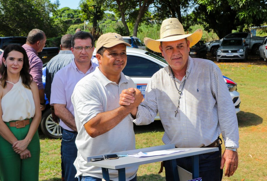 Prefeito Angelo Guerreiro assina ordem de serviço de asfalto e drenagem no Distrito do Arapuá Prefeito Angelo Guerreiro assina ordem de serviço de asfalto e drenagem no Distrito do Arapuá