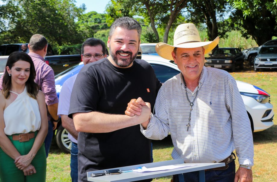 Prefeito Angelo Guerreiro assina ordem de serviço de asfalto e drenagem no Distrito do Arapuá Prefeito Angelo Guerreiro assina ordem de serviço de asfalto e drenagem no Distrito do Arapuá
