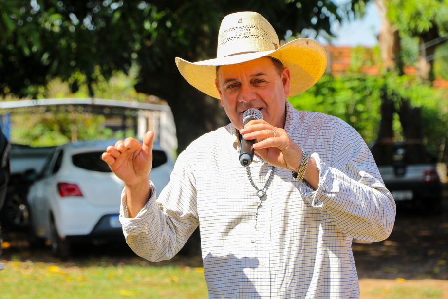 Prefeito Angelo Guerreiro assina ordem de serviço de asfalto e drenagem no Distrito do Arapuá Prefeito Angelo Guerreiro assina ordem de serviço de asfalto e drenagem no Distrito do Arapuá