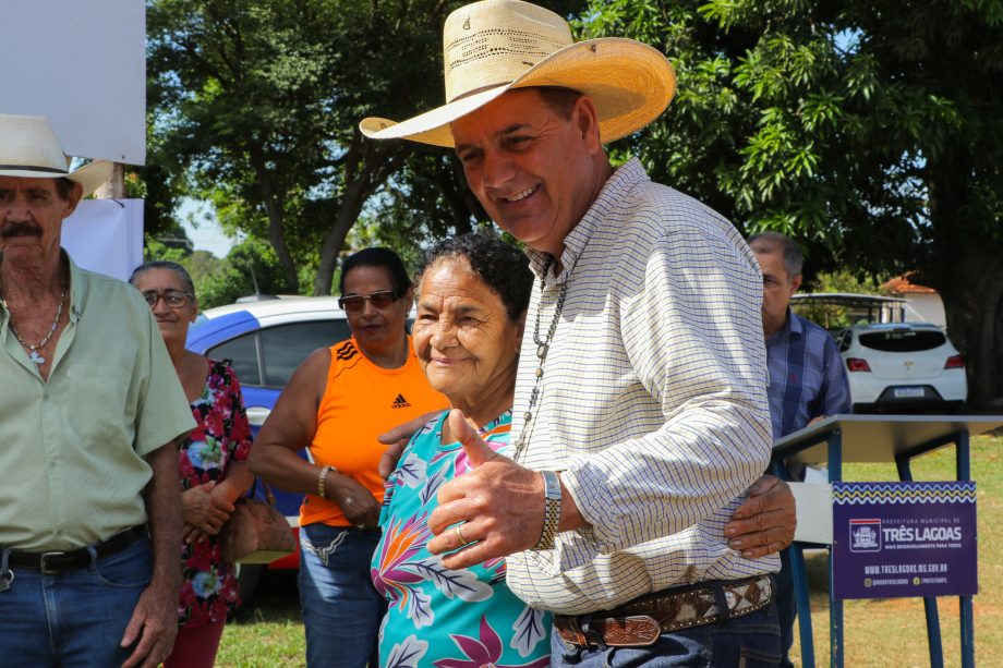 Prefeito Angelo Guerreiro assina ordem de serviço de asfalto e drenagem no Distrito do Arapuá Prefeito Angelo Guerreiro assina ordem de serviço de asfalto e drenagem no Distrito do Arapuá