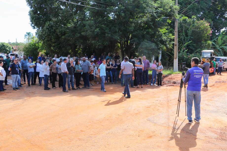 Prefeito Angelo Guerreiro assina ordem de serviço de asfalto e drenagem no Distrito do Arapuá Prefeito Angelo Guerreiro assina ordem de serviço de asfalto e drenagem no Distrito do Arapuá