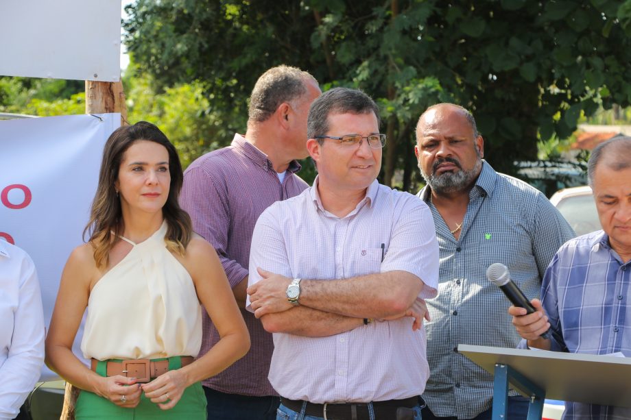 Prefeito Angelo Guerreiro assina ordem de serviço de asfalto e drenagem no Distrito do Arapuá Prefeito Angelo Guerreiro assina ordem de serviço de asfalto e drenagem no Distrito do Arapuá