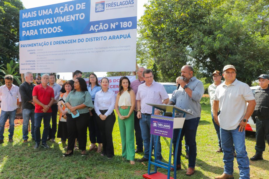 Prefeito Angelo Guerreiro assina ordem de serviço de asfalto e drenagem no Distrito do Arapuá Prefeito Angelo Guerreiro assina ordem de serviço de asfalto e drenagem no Distrito do Arapuá