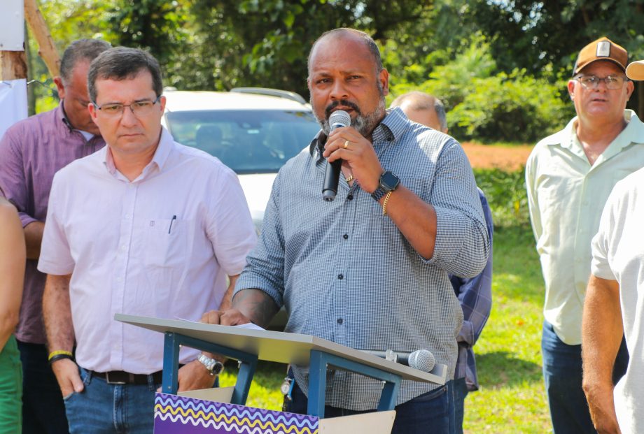 Prefeito Angelo Guerreiro assina ordem de serviço de asfalto e drenagem no Distrito do Arapuá Prefeito Angelo Guerreiro assina ordem de serviço de asfalto e drenagem no Distrito do Arapuá
