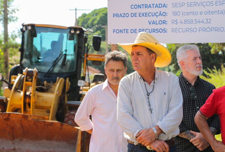 Prefeito Angelo Guerreiro assina ordem de serviço de asfalto e drenagem no Distrito do Arapuá Prefeito Angelo Guerreiro assina ordem de serviço de asfalto e drenagem no Distrito do Arapuá