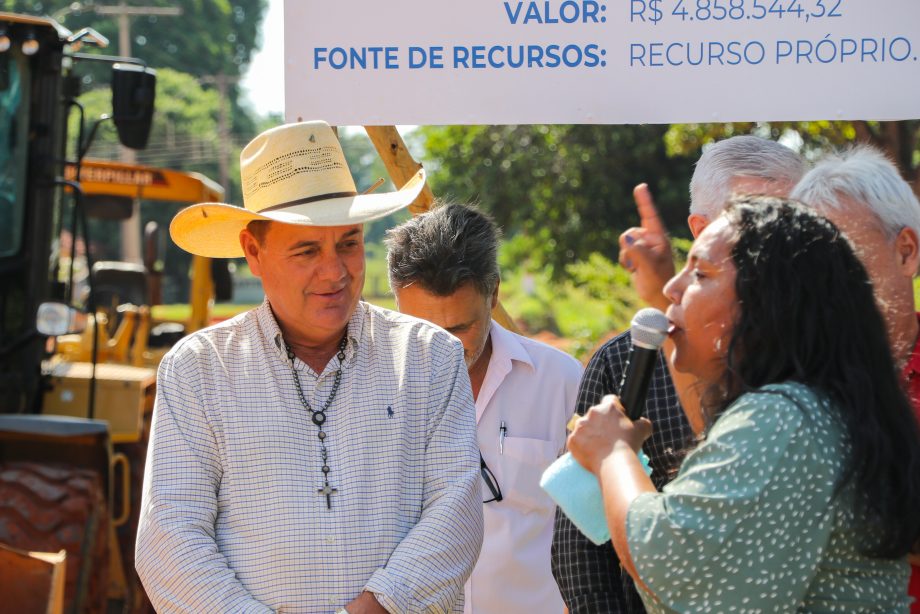 Prefeito Angelo Guerreiro assina ordem de serviço de asfalto e drenagem no Distrito do Arapuá Prefeito Angelo Guerreiro assina ordem de serviço de asfalto e drenagem no Distrito do Arapuá