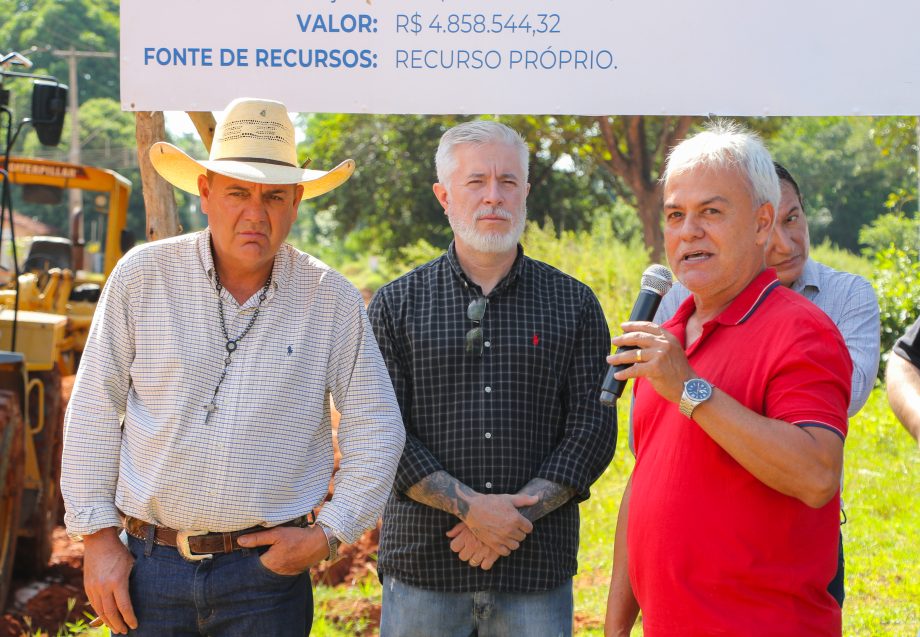 Prefeito Angelo Guerreiro assina ordem de serviço de asfalto e drenagem no Distrito do Arapuá Prefeito Angelo Guerreiro assina ordem de serviço de asfalto e drenagem no Distrito do Arapuá