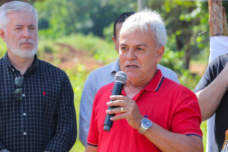 Prefeito Angelo Guerreiro assina ordem de serviço de asfalto e drenagem no Distrito do Arapuá Prefeito Angelo Guerreiro assina ordem de serviço de asfalto e drenagem no Distrito do Arapuá