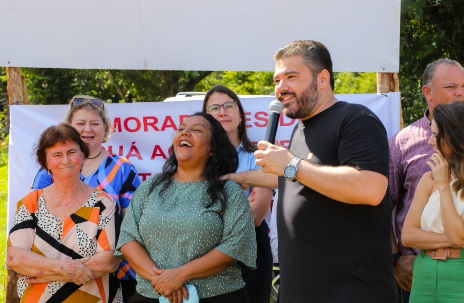 Prefeito Angelo Guerreiro assina ordem de serviço de asfalto e drenagem no Distrito do Arapuá Prefeito Angelo Guerreiro assina ordem de serviço de asfalto e drenagem no Distrito do Arapuá