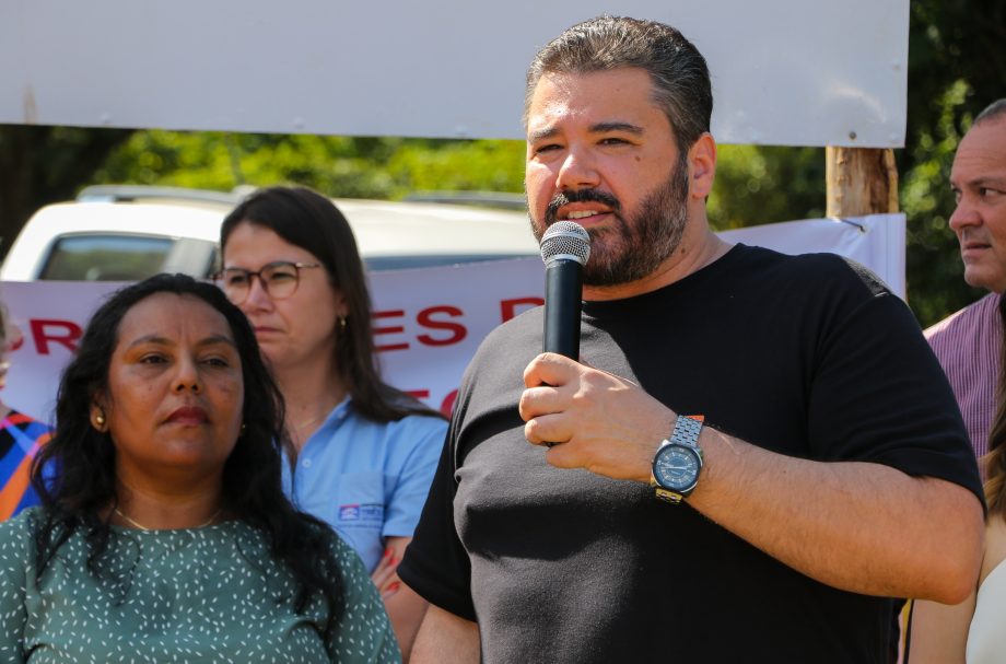 Prefeito Angelo Guerreiro assina ordem de serviço de asfalto e drenagem no Distrito do Arapuá Prefeito Angelo Guerreiro assina ordem de serviço de asfalto e drenagem no Distrito do Arapuá