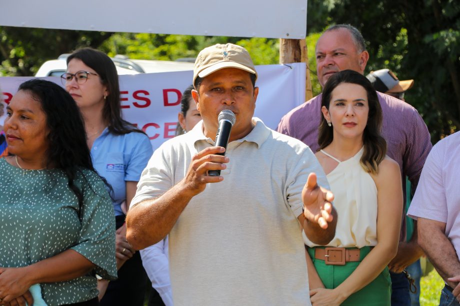 Prefeito Angelo Guerreiro assina ordem de serviço de asfalto e drenagem no Distrito do Arapuá Prefeito Angelo Guerreiro assina ordem de serviço de asfalto e drenagem no Distrito do Arapuá
