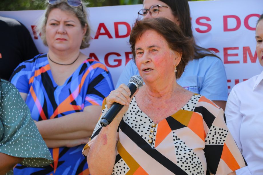 Prefeito Angelo Guerreiro assina ordem de serviço de asfalto e drenagem no Distrito do Arapuá Prefeito Angelo Guerreiro assina ordem de serviço de asfalto e drenagem no Distrito do Arapuá