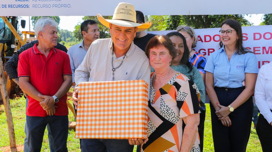 Prefeito Angelo Guerreiro assina ordem de serviço de asfalto e drenagem no Distrito do Arapuá Prefeito Angelo Guerreiro assina ordem de serviço de asfalto e drenagem no Distrito do Arapuá