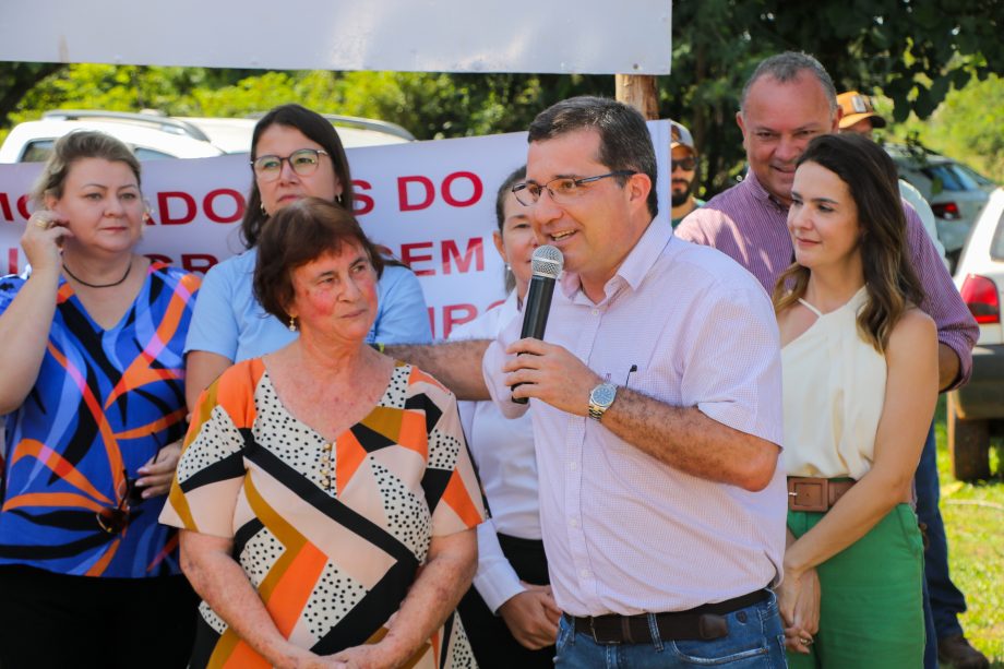 Prefeito Angelo Guerreiro assina ordem de serviço de asfalto e drenagem no Distrito do Arapuá Prefeito Angelo Guerreiro assina ordem de serviço de asfalto e drenagem no Distrito do Arapuá