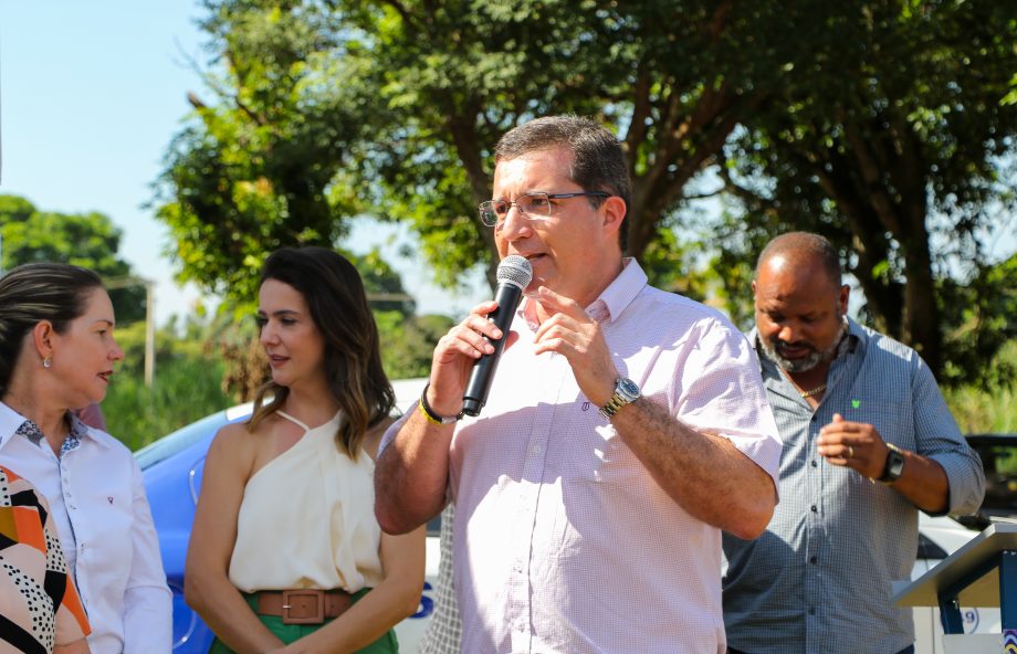 Prefeito Angelo Guerreiro assina ordem de serviço de asfalto e drenagem no Distrito do Arapuá Prefeito Angelo Guerreiro assina ordem de serviço de asfalto e drenagem no Distrito do Arapuá
