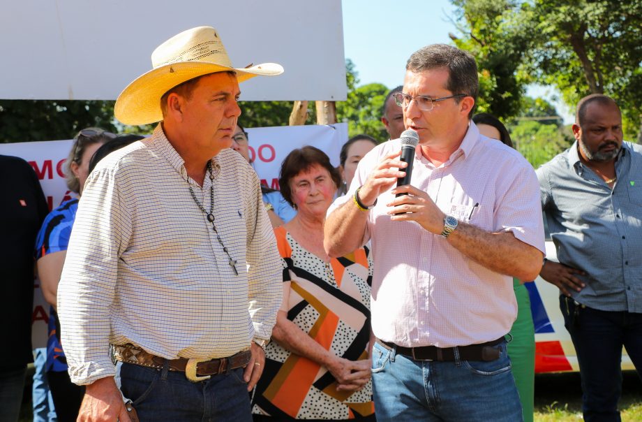 Prefeito Angelo Guerreiro assina ordem de serviço de asfalto e drenagem no Distrito do Arapuá Prefeito Angelo Guerreiro assina ordem de serviço de asfalto e drenagem no Distrito do Arapuá
