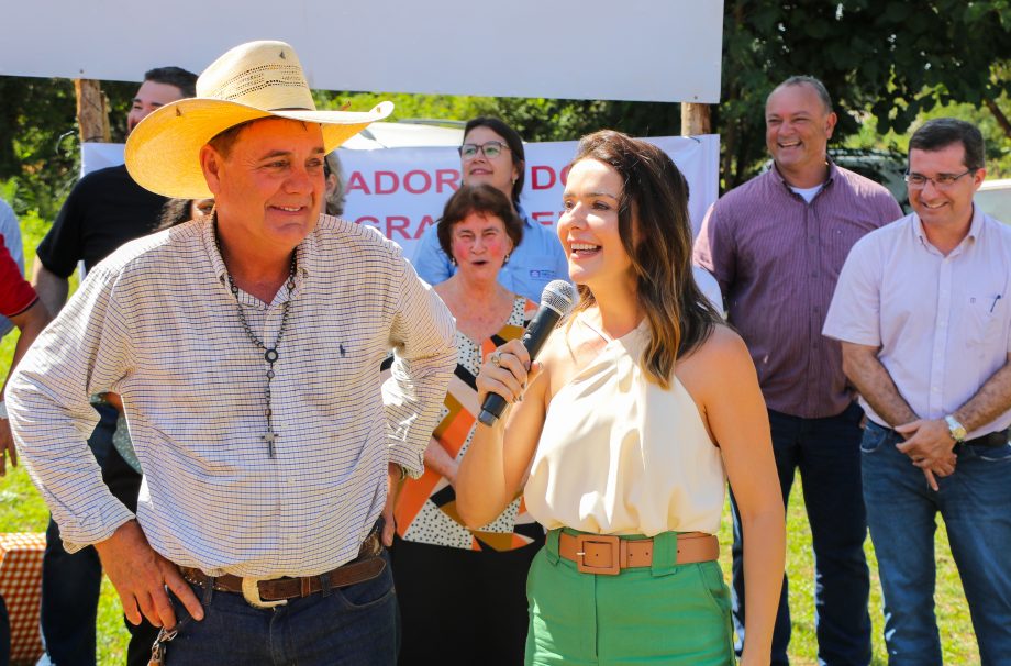 Prefeito Angelo Guerreiro assina ordem de serviço de asfalto e drenagem no Distrito do Arapuá Prefeito Angelo Guerreiro assina ordem de serviço de asfalto e drenagem no Distrito do Arapuá