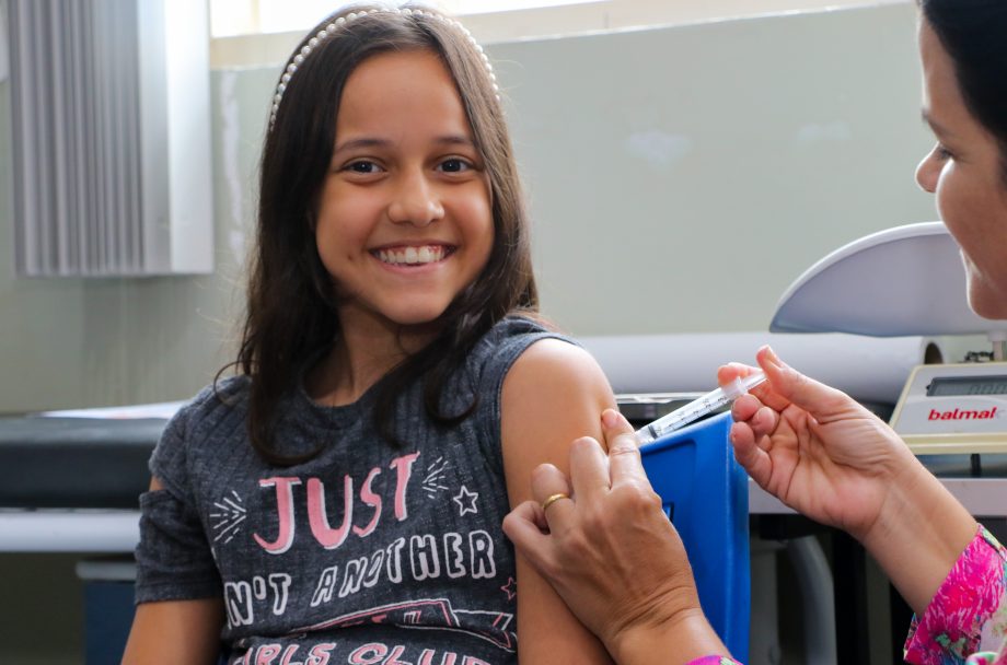 Secretária de Saúde e equipe acompanham início da vacinação contra dengue em Três Lagoas