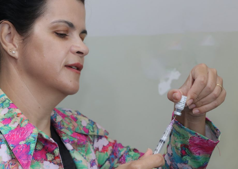 Secretária de Saúde e equipe acompanham início da vacinação contra dengue em Três Lagoas