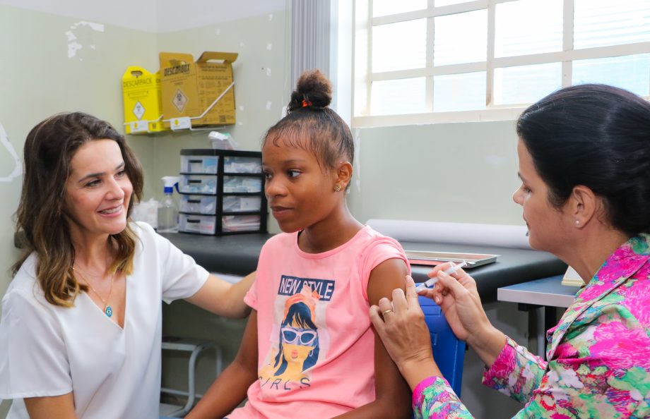 Secretária de Saúde e equipe acompanham início da vacinação contra dengue em Três Lagoas