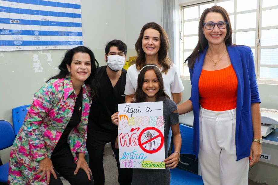 Secretária de Saúde e equipe acompanham início da vacinação contra dengue em Três Lagoas