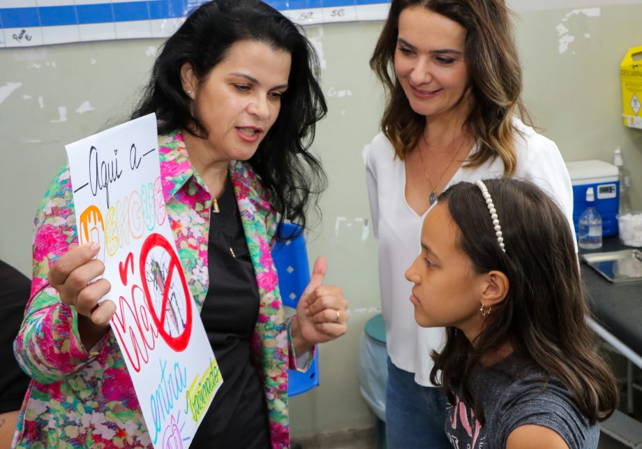 Secretária de Saúde e equipe acompanham início da vacinação contra dengue em Três Lagoas