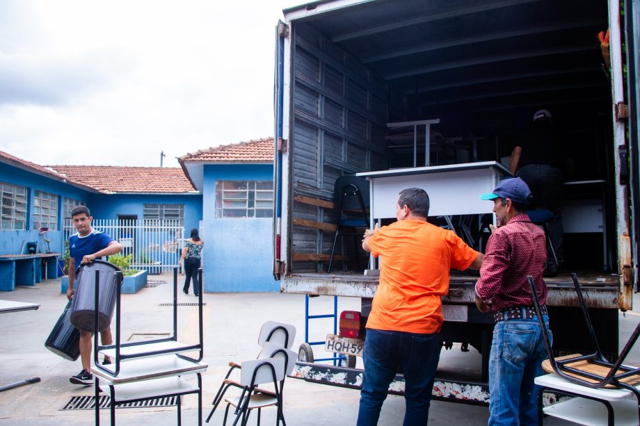 Angelo Guerreiro acompanha início dos reparos na Escola Municipal Irmã Scheilla após danos causados por chuva