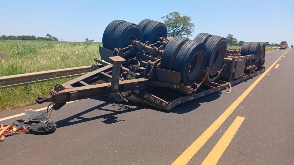 Carreta com algodão tomba e mobiliza equipes de resgate na MS-040, entre Santa Rita do Pardo e Campo Grande