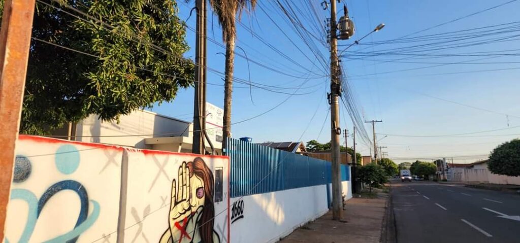 Fios espalhados por Três Lagoas colocam a vida da população em risco e nenhuma medida é adotada
