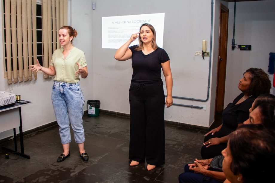 SMAS e CIL proporcionam encontro de mulheres da comunidade surda