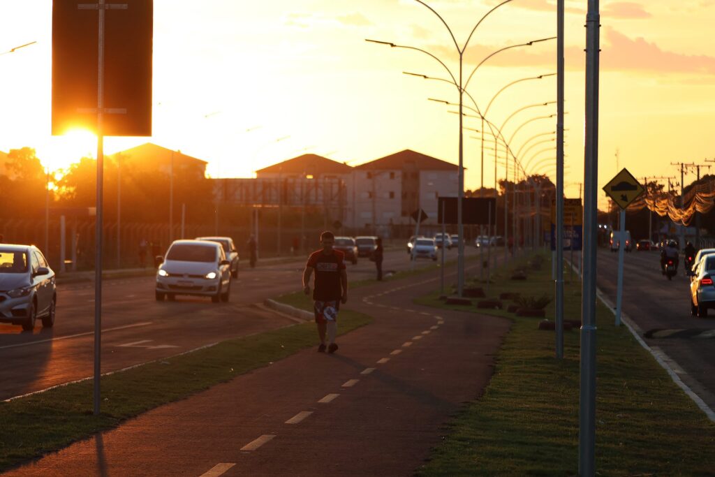 Energia limpa e moderna: nova iluminação da Cafezais traz segurança e incentiva moradores a praticar exercícios Energia limpa e moderna: nova iluminação da Cafezais traz segurança e incentiva moradores a praticar exercícios