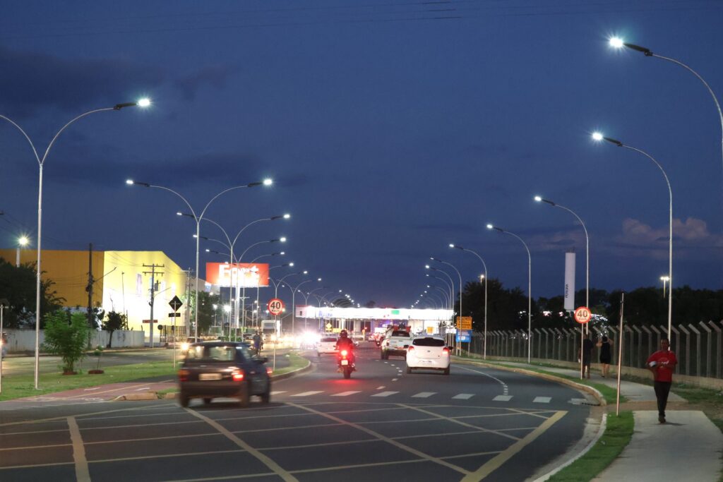 Energia limpa e moderna: nova iluminação da Cafezais traz segurança e incentiva moradores a praticar exercícios Energia limpa e moderna: nova iluminação da Cafezais traz segurança e incentiva moradores a praticar exercícios