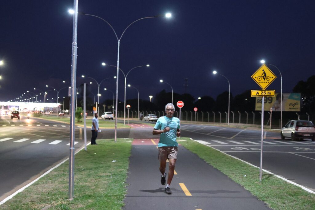 Energia limpa e moderna: nova iluminação da Cafezais traz segurança e incentiva moradores a praticar exercícios Energia limpa e moderna: nova iluminação da Cafezais traz segurança e incentiva moradores a praticar exercícios