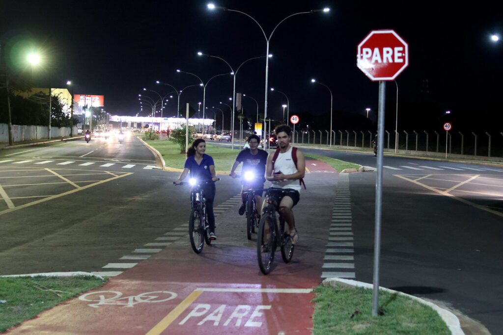 Energia limpa e moderna: nova iluminação da Cafezais traz segurança e incentiva moradores a praticar exercícios Energia limpa e moderna: nova iluminação da Cafezais traz segurança e incentiva moradores a praticar exercícios
