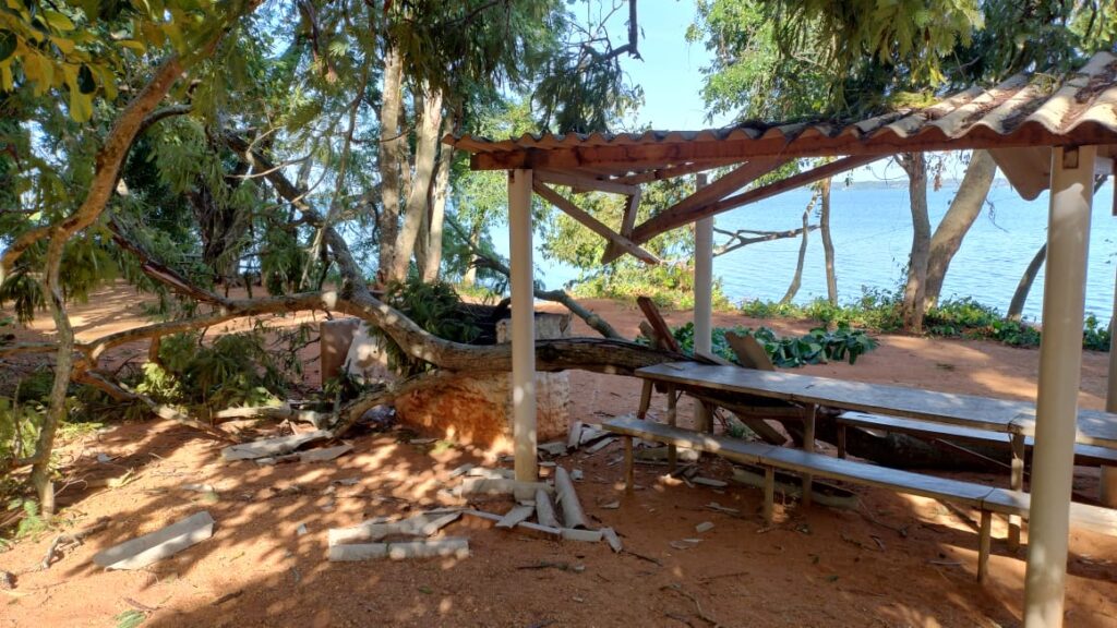 Vendaval derruba árvores e interdita quiosques da Vila dos Operadores por tempo indeterminado Vendaval derruba árvores e interdita quiosques da Vila dos Operadores por tempo indeterminado