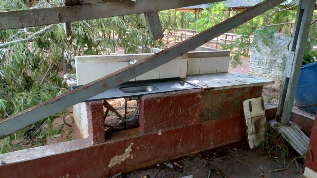 Vendaval derruba árvores e interdita quiosques da Vila dos Operadores por tempo indeterminado Vendaval derruba árvores e interdita quiosques da Vila dos Operadores por tempo indeterminado