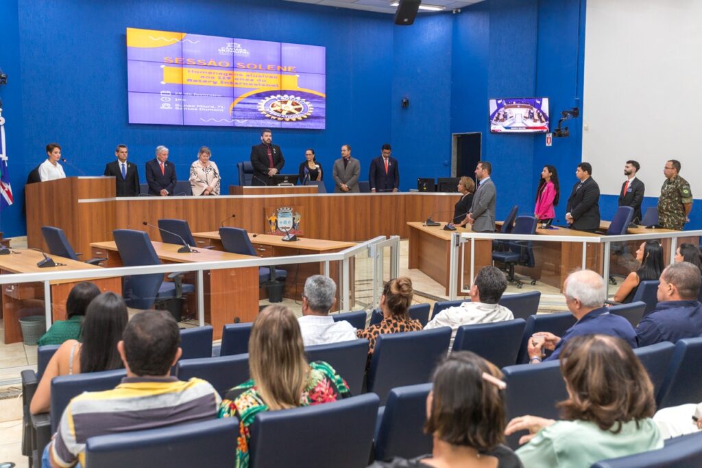 Rotarianos são homenageados em solenidade