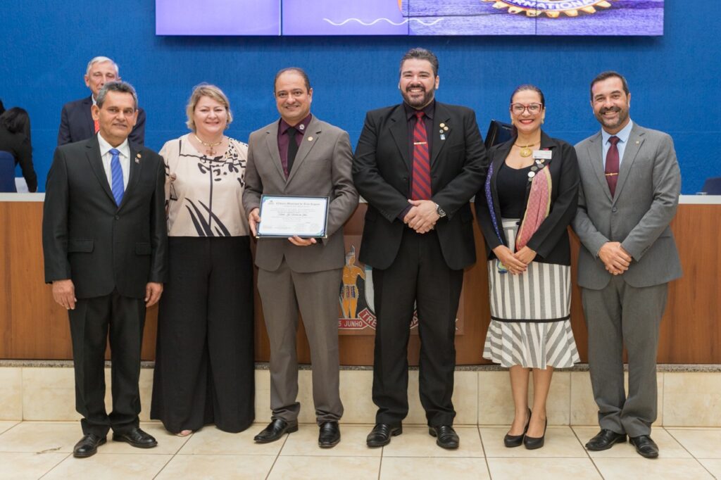 Rotarianos são homenageados em solenidade