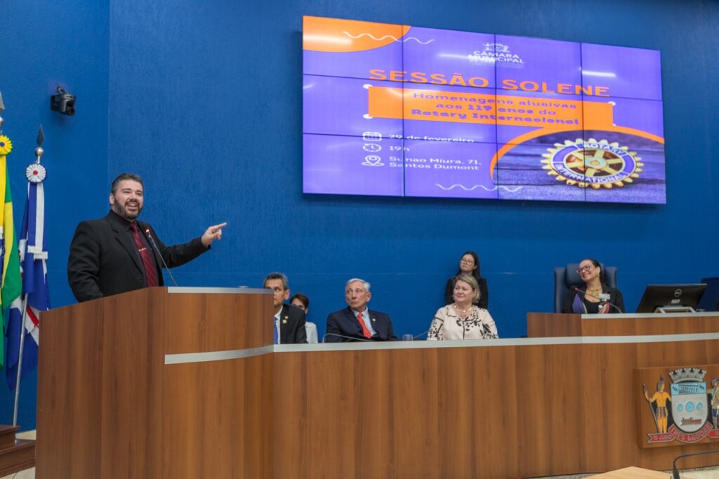 Rotarianos são homenageados em solenidade