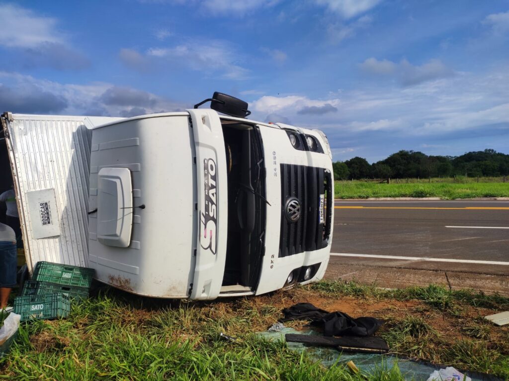 Caminhão tomba e causa transtorno no tráfego da BR-262, próximo a Castilho Caminhão tomba e causa transtorno no tráfego da BR-262, próximo a Castilho