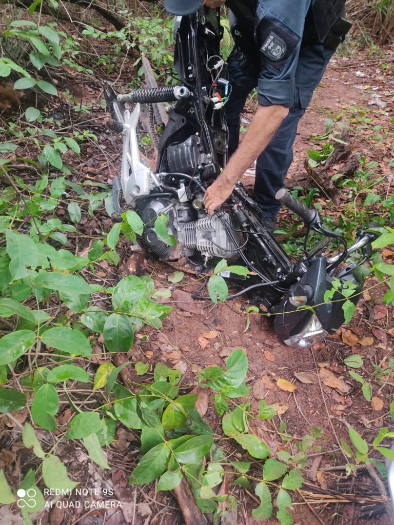Motocicleta parcialmente desmontada é recuperada pela Polícia Militar em Três Lagoas