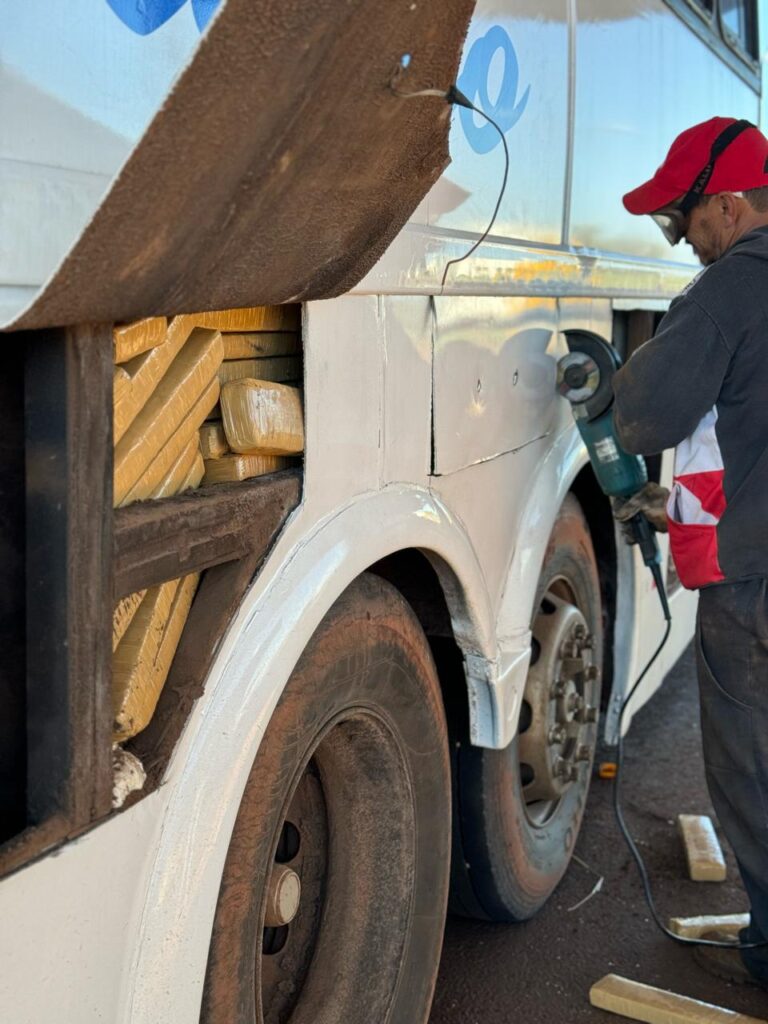 PRF apreende quase uma tonelada e meia de maconha em ônibus de turismo vindo de Assunção