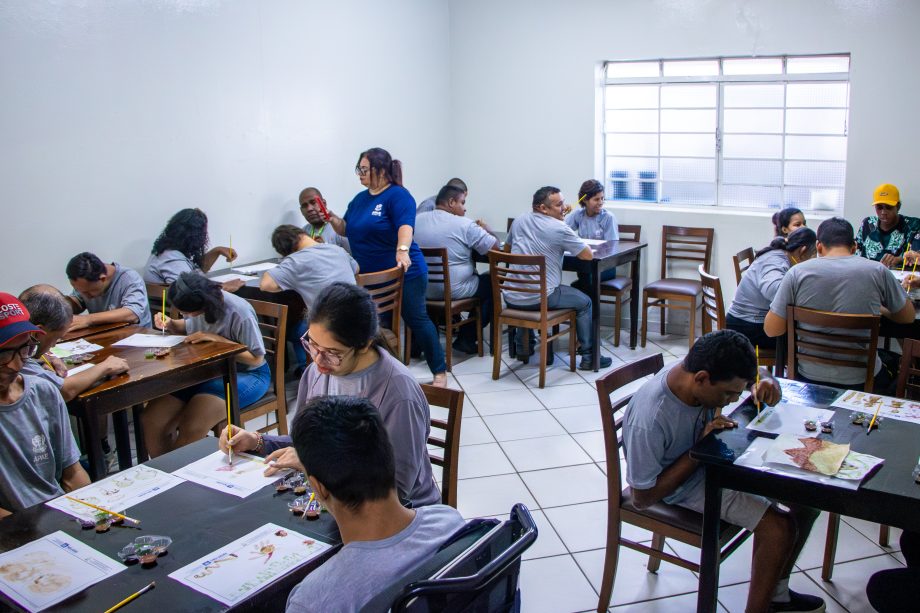 Com uso de tintas orgânicas, oficina da SEMEA leva sensibilização ambiental para alunos da APAE