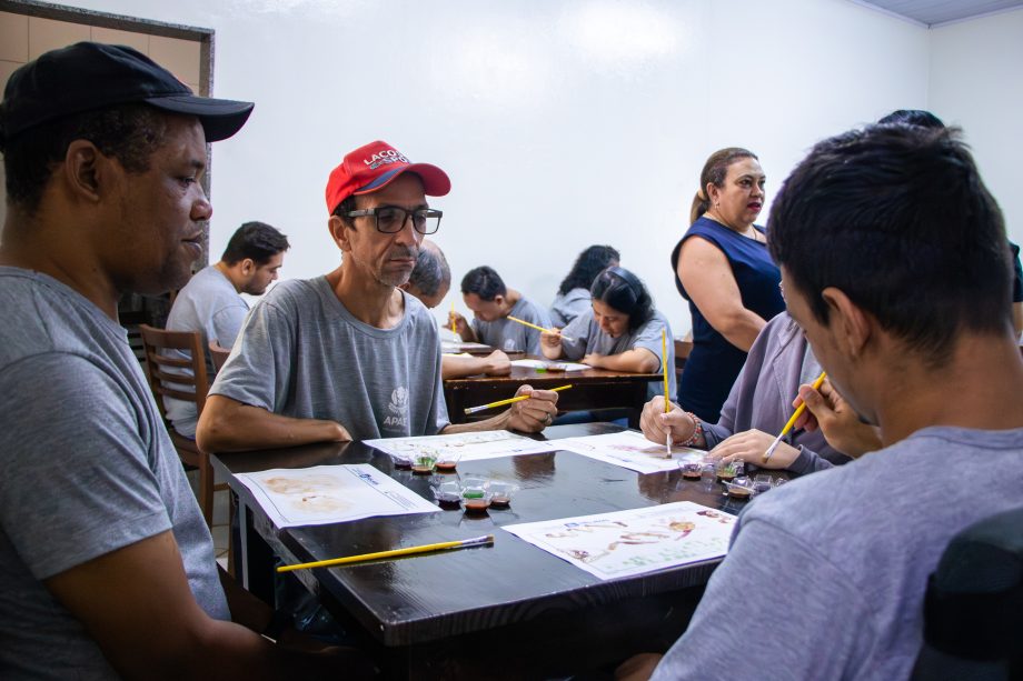 Com uso de tintas orgânicas, oficina da SEMEA leva sensibilização ambiental para alunos da APAE