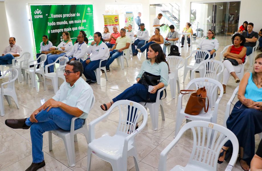 COMITÊ DA DENGUE – Além das medidas de combate a doença, reunião teve apresentação de repelente natural produzido por estudantes da E.E Bom Jesus